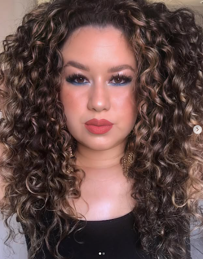 Portrait of professional makeup artist Flávia Silva